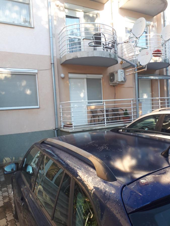 Katalin Apartman ハイデゥソボスロー エクステリア 写真