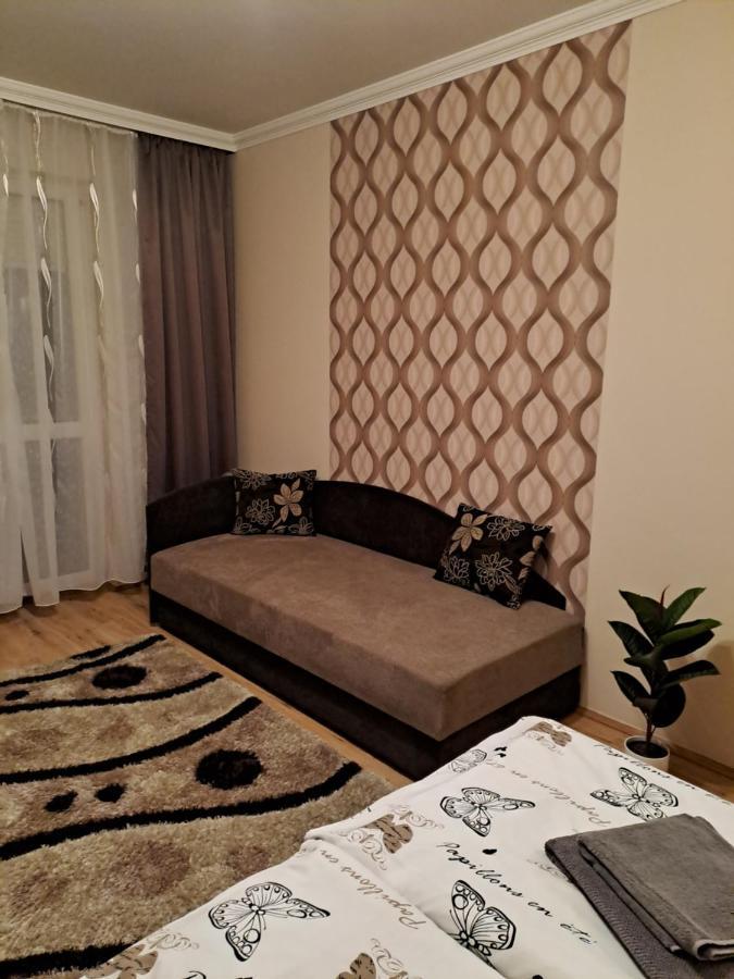 Katalin Apartman ハイデゥソボスロー エクステリア 写真